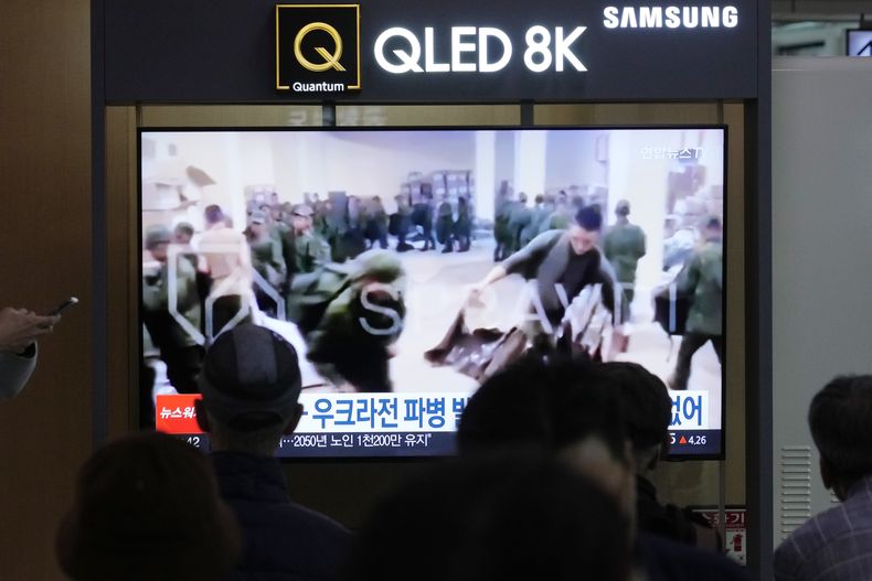ARCHIVO- Una pantalla de televisión en la estación de tren de Seúl en Corea del Sur, el 21 de octubre de 2024, muestra una imagen de soldados que se cree son de Corea del Norte, haciendo fila para recibir suministros de Rusia. (AP Foto/Ahn Young-joon, Archivo)