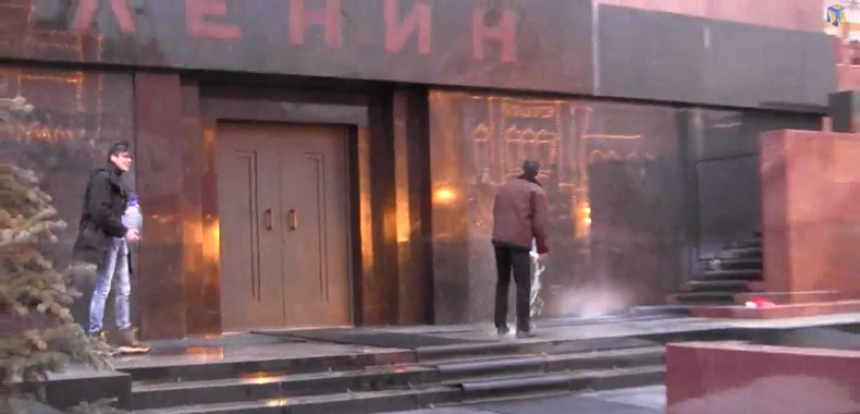 Dos activistas rusos lanzaron agua bendita contra la puerta del mausoleo del padre de la Revolución de Octubre al grito de levántate y vete.