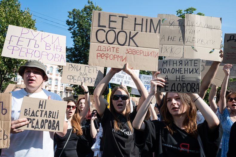 Ucranianos se congrega para protestar contra la decisión del presidente del país, Volodymyr Zelenskyy, de destituir al ministro de Defensa, Mykhailo Fedorov, tras seis meses en el cargo, en Kiev, Ucrania, el 16 de julio de 2026. (AP Foto/Danylo Antoniuk)