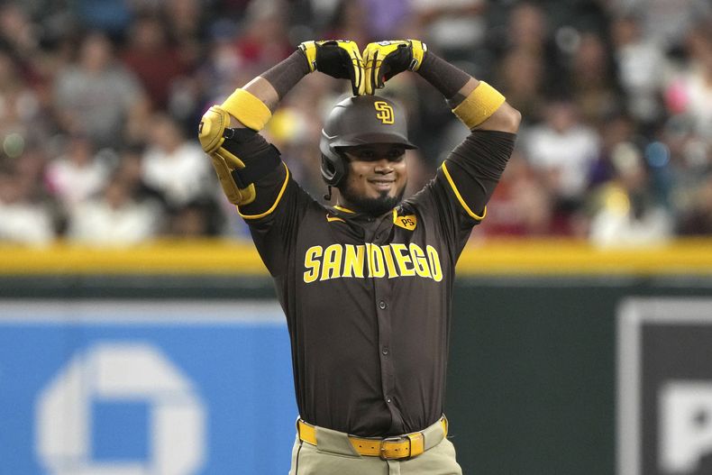 El venezolano Luis Arráez, de los Padres de San Diego, festeja luego de batear un doble frente a los Diamondbacks de Arizona, el viernes 27 de septiembre de 2024 (AP Foto/Rick Scuteri)
