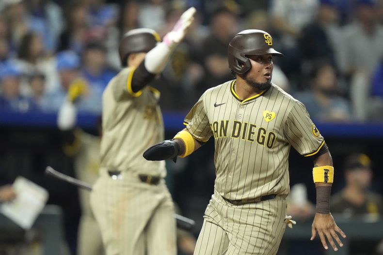 El venezolano de los Padres de San Diego, Luis Arraez corre hacia el plato en un sencillo de Jackson Merrlin durante la octava entrada del juego de béisbol ante los Reales de Kansas City, el viernes 31 de mayo en Kansas City, Misuri. (AP Foto/Charlie Riedel)