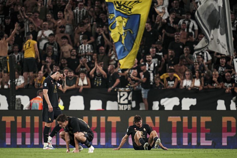 Los jugadores de Juventus tras el empate 0-0 contra Roma en la Serie A italiana, el domingo 1 de septiembre de 2024, en Turín. (Marco Alpozzi/LaPresse vía AP)