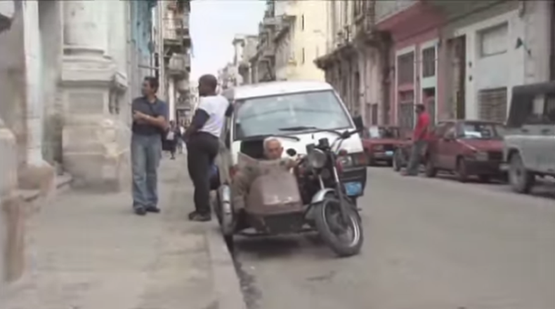 El documental "El lado oscuro de Cuba" está realizado por una periodista que se paseó por La Habana con una cámara recogiendo la realidad de los cubanos.