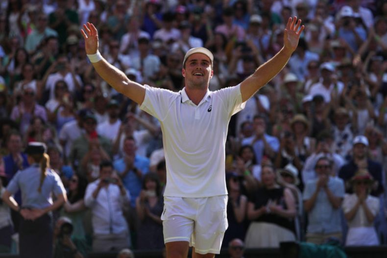 El británico Arthur Fery reacciona al vencer al italiano Flavio Cobolli en los cuartos de final de Wimbledon el miércoles 8 de julio del 2026. (AP Foto/Brian Inganga)