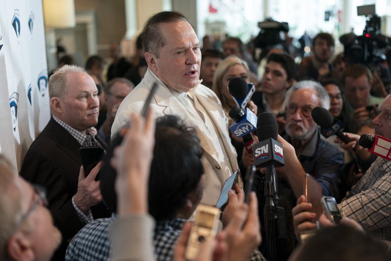 El agente Scott Boras responde a las preguntas durante la conferencia de prensa durante las reuniones invernales de las Grandes Ligas el miércoles 6 de diciembre del 2023. (AP Foto/George Walker IV)