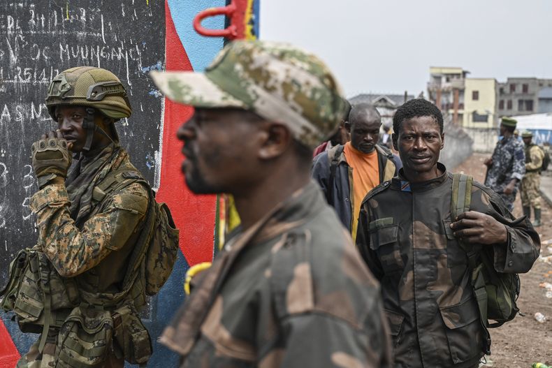 Rebeldes del M23, a la izquierda, escoltan a soldados y policías del gobierno que se rindieron a un lugar no revelado en Goma, República Democrática del Congo, el jueves 30 de enero de 2025. (AP Foto/Moses Sawasawa)
