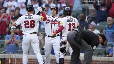 Matt Olson de los Bravos de Atlanta celebra con Austin Riley tras su jonrón de dos carreras en la primera entrada en el encuentro ante los Filis de Filadelfia el domingo 28 de mayo del 2023. (AP Foto/Brynn Anderson)
