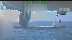 Esta imagen, de un vídeo publicado en la cuenta de X de la secretaria de Justicia de EEUU, Pam Bondi, muestra un petrolero siendo incautado por fuerzas estadounidenses frente a la costa de Venezuela, el miércoles 10 de diciembre de 2025. (Foto, Departamento de Justicia de EEUU/X vía AP)
