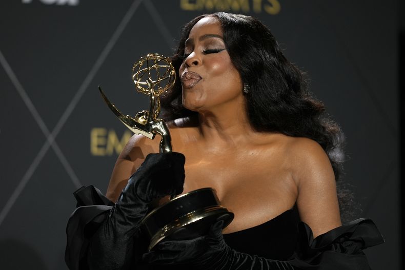 Niecy Nash-Betts, ganadora del premio a mejor actriz de una serie limitada, antología o película para televisión por Dahmer – Monster: The Jeffrey Dahmer Story, posa en la sala de prensa en la 75a edición de los Premios Emmy el lunes 15 de enero de 2024 en el Teatro Peacock de Los Ángeles. (Foto AP/Ashley Landis)