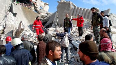 americateve | Foto difundida por la agencia noticiosa oficial siria SANA del lugar en el que un coche bomba fue detonado cerca de una escuela en la aldea de al-Kaffat, provincia de Hama, Siria, el jueves 9 de enero del 2014. (Foto AP/SANA)