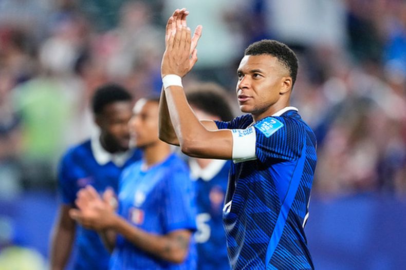 Kylian Mbappe (10) agracece al público tras la victoria sobre Irak en el Mundial, el lunes 22 de junio de 2026 en Filadelfia (AP Foto/Petr David Josek)