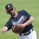 ARCHIVO - Charlie Culberson, de los Bravos de Atlanta, lanza a primera después de tomar una rola durante un partido de entrenamiento, el jueves 9 de julio de 2020, en Atlanta. Los Bravos designaron a Culberson a asignación horas antes de que su padre hiciera el primer lanzamiento en la ceremonia del Día del Padre, el domingo 18 de junio de 2023. (AP Foto/John Bazemore, Archivo)