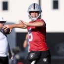 Kirk Cousins (8), quarterback de los Raiders de las Vegas, lanza un pase durante la práctica en el campamento de entrenamiento del equipo de la NFL, el jueves 20 de julio de 2026, en Henderson, Nevada. (AP Foto/Ian Maule)
