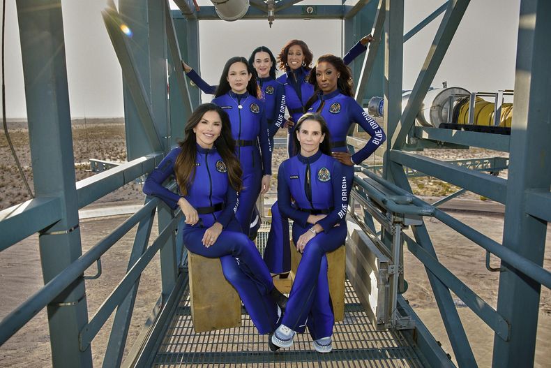 En imagen proporcionada por Blue Origin se muestra, en primera fila, sentadas, de izquierda a derecha: Lauren Sanchez y Kerianne Flynn y de pie, detrás, de izquierda a derecha: Amanda Nguyen, Katy Perry, Gayle King y Aisha Bowe, en el oeste de Texas. (Blue Origin vía AP)