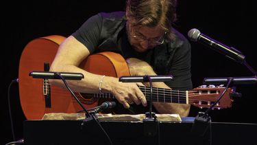 El guitarrista estadounidense Al Di Meola se toca el pecho poco antes de salir con dificultades del escenario en el foro Arenele Romane en Bucarest, Rumania, el 27 de septiembre de 2023. Di Meola sufrió un infarto durante una actuación en la capital rumana. Se encuentra en condición estable y recibiendo tratamiento, dijo el jueves un vocero del hospital en el que fue ingresado. (Foto AP/Dragos Cristescu)