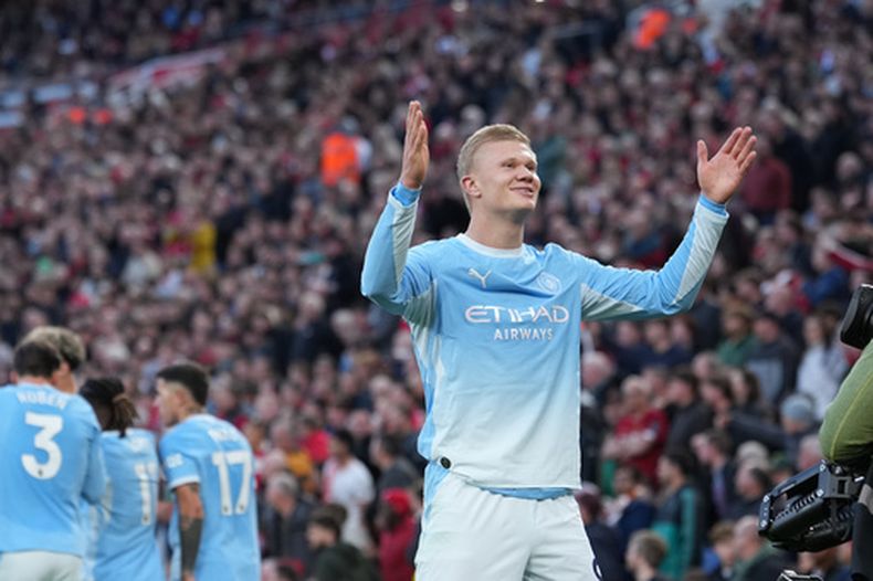 Erling Haaland celebra tras anotar el primer gol del Manchester City en la victoria 3-0 ante Liverpool en la Liga Premier, el domingo 11 de octubre de 2026, en Liverpool. (AP Foto/Jon Super)