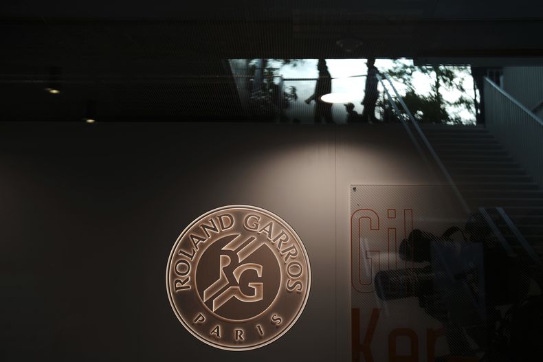 El logo de Roland Garros destaca con motivo del Abierto de Tenis de Francia, en el estadio Roland Garros, en París, el miércoles 28 de mayo de 2025. (Foto AP / Christophe Ena)