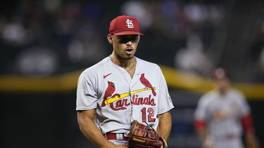 En foto del 24 de julio del 2023, el relevista de los Cardenales de San Luis Jordan Hicks celebra el último out en la novena entrada del juego ante los Diamondbacks de Arizona. El domingo 30 julio del 2023 Hicks es enviado a los Azulejos de Toronto. (AP Foto/Ross D. Franklin)