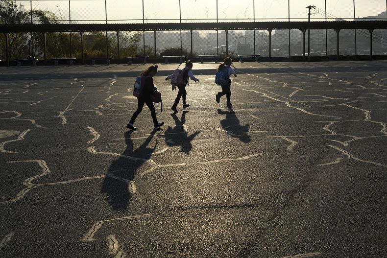 Un grupo de niños va a la escuela en Caracas el 27 de febrero de 2023 (Foto AP /Ariana Cubillos)