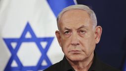 ARCHIVO - El primer ministro de Israel, Benjamin Netanyahu, asiste a una conferencia de prensa en la base militar Kirya en Tel Aviv, el 28 de octubre de 2023. (Abir Sultan/Pool Foto via AP, Archivo)