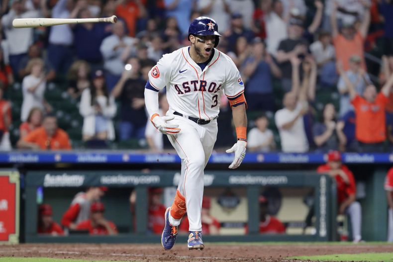 El dominicano Jeremy Peña suelta el bate, al pegar el sencillo que significó la victoria de los Astros de Houston sobre los Angelinos de Los Ángeles, el martes 21 de mayo de 2024 (AP Foto/Michael Wyke)