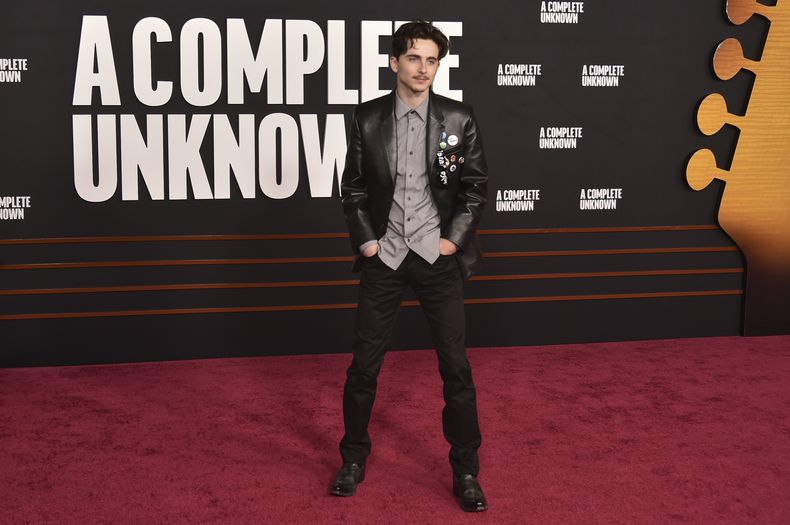 Timothee Chalamet llega al estreno de A Complete Unknown el martes 10 de diciembre de 2024 en el Dolby Theatre de Los Ángeles. (Foto Richard Shotwell/Invision/AP)