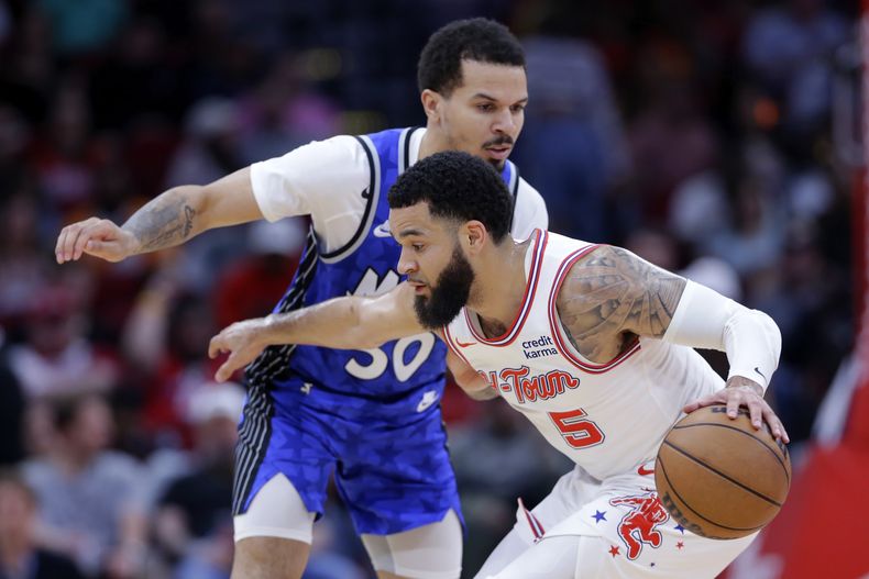 El base de los Rockets de Houston Fred VanVleet avanza hacia la canasta superando al base Cole Anthony del Magic de Orlando en el encuentro del martes 9 de abril del 2024. (AP Foto/Michael Wyke)