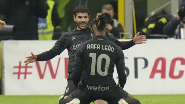 Théo Hernandez, derecha, del AC Milan, celebra con su compañero Rafael Leao después de anotar el primer gol de su equipo durante el partido de la Serie A entre AC Milan y Napoli, en el estadio San Siro, en Milán, Italia, el domingo 11 de febrero de 2024. (AP Foto/Luca Bruno)