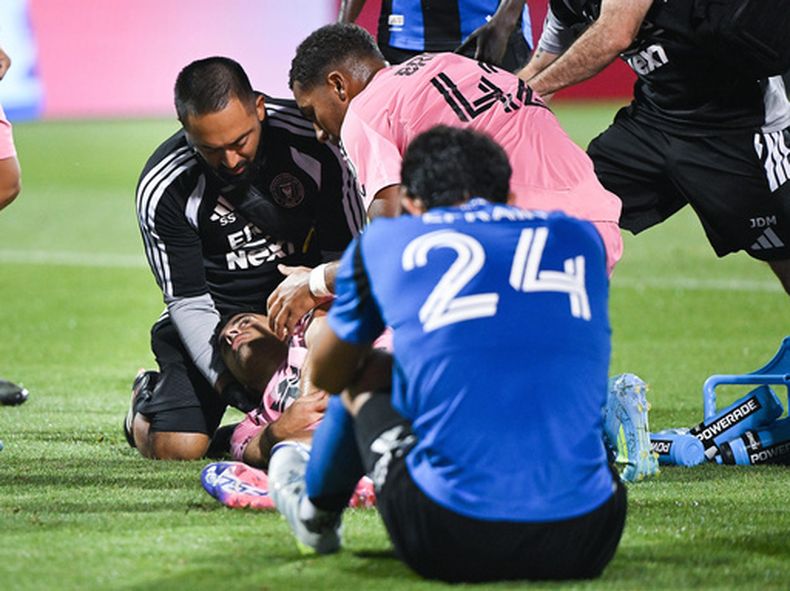 El argentino naturalizado mexicano Germán Berterame, del Inter Miami, recibe atención médica tras un golpe en la cabeza durante el partido de la MLS ante Montreal, el sábado 25 de julio de 2026 (Graham Hughes/The Canadian Press via AP)