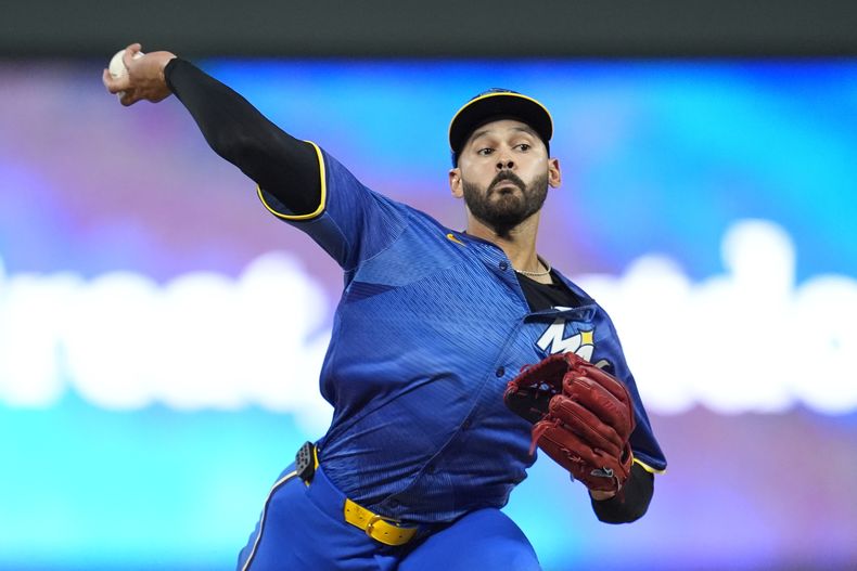 El venezolano Pablo López, abridor de los Mellizos de Minnesota, lanza en el juego del viernes 30 de agosto de 2024, ante los Azulejos de Toronto (AP Foto/Abbie Parr)