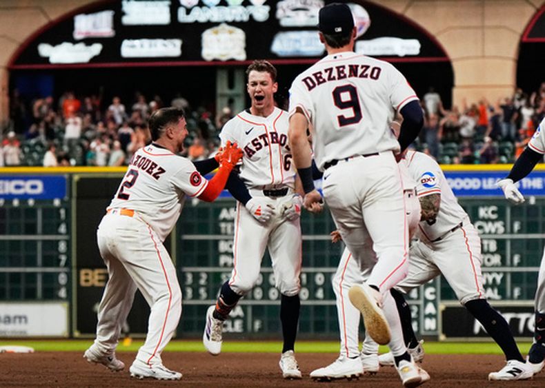 Zach Cole (16), de los Astros de Houston, celebra con sus compañeros de equipo después de pegar el sencillo decisivo durante la décima entrada del juego de béisbol de Grandes Ligas contra los Marineros de Seattle, el miércoles 13 de mayo de 2026, en Houston. (AP Foto/Ashley Landis)