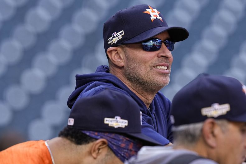 ARCHIVO - Foto del 20 de octubre del 2022 el entrenador de banca de los Astros de Houston Joe Espada observa una práctica de bateo antes del juego 2 de la Serie de Campeonato de la Liga Americana ante los Yanquis de Nueva York. El domingo 12 de noviembre del 2023, informan fuente AP que Espada será presentado como nuevo mánager de los Astros. (AP Foto/Kevin M. Cox)