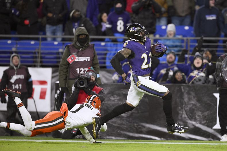 El corredor de los Ravens de Baltimore, Derrick Henry, a la derecha, anota ante el safety de los Browns de Cleveland, Juan Thornhill (1), en una carrera de touchdown de 43 yardas durante la segunda mitad de un partido, el sábado 4 de enero de 2025, en Baltimore. (AP Foto/Nick Wass)