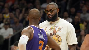 Booker anota 32, los Suns eliminan a los Lakers del play-in