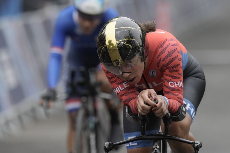 La chilena Aranza Villalón pedalea en la prueba de ciclismo individual de ruta contrarreloj de los Juegos Panamericanos en Isla de Maipo, Chile, domingo 22 de octubre, 2023. (AP Foto/Eduardo Verdugo)