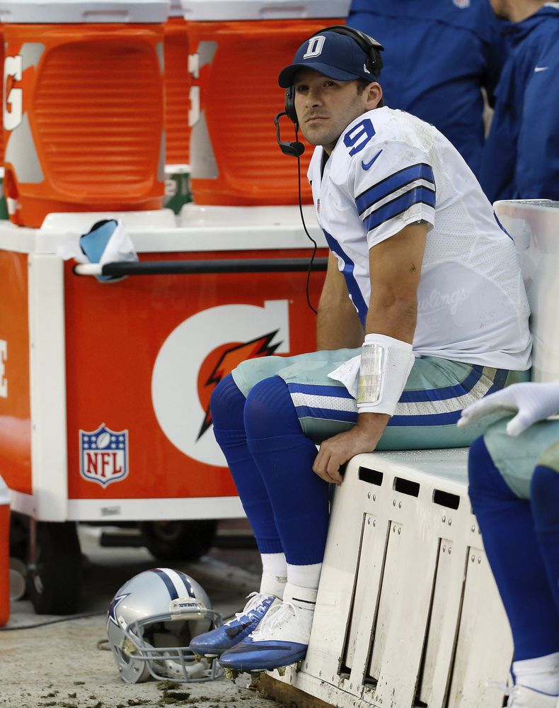 Tony Romo, quarterback de los Cowboys de Dallas observa el partido del domingo 22 de diciembre de 2013 frente a los Redskins de Washington (AP Foto/Alex Brandon)