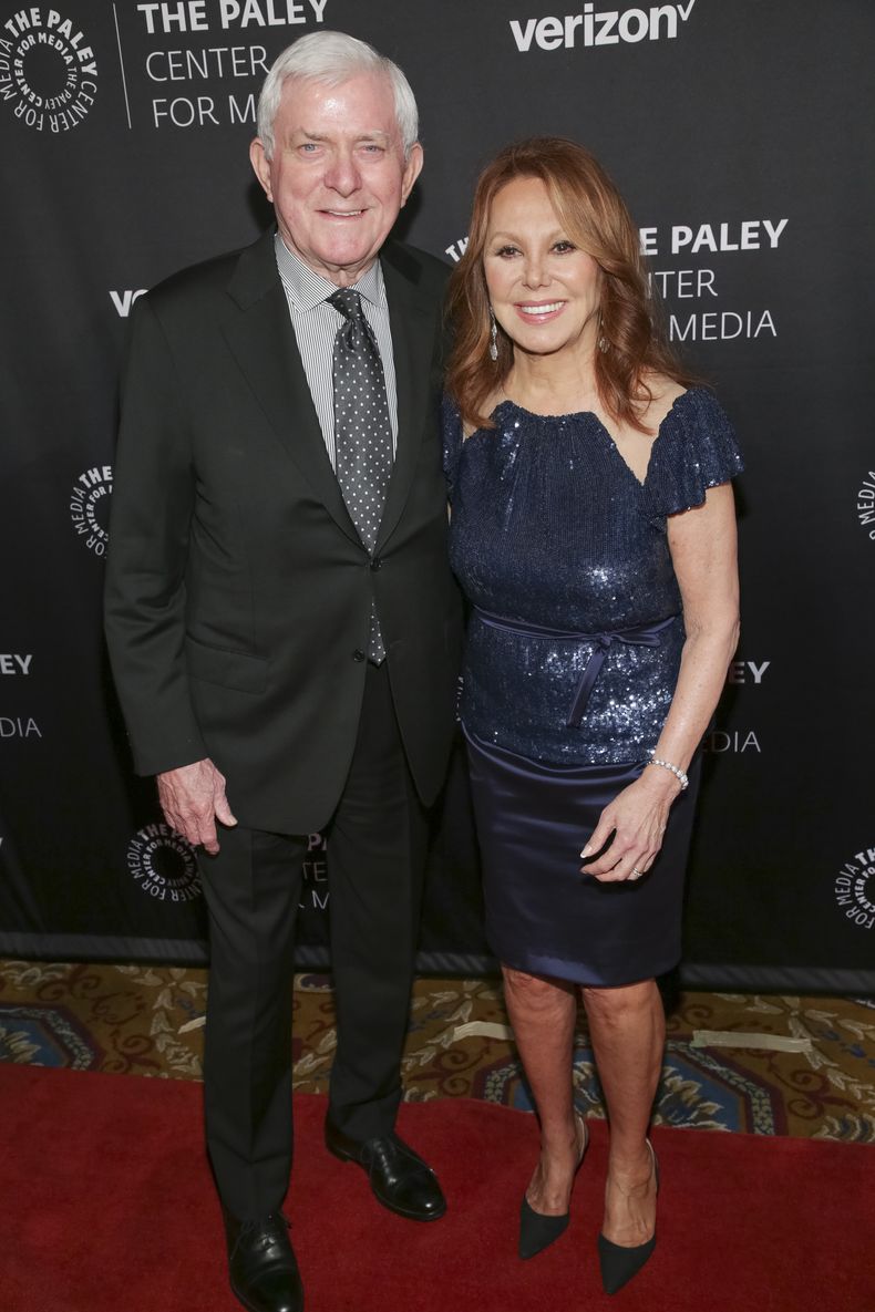 ARCHIVO - El presentador de televisión Phil Donahue, izquierda, y la actriz Marlo Thomas asisten a The Paley Honors: Celebrating Women in Television el 17 de mayo de 2017, en Nueva York. Donahue, cuyo programa de entrevistas diurno pionero lanzó un género televisivo indeleble, ha muerto. Tenía 88 años. (Foto Brent N. Clarke/Invision/AP, archivo)
