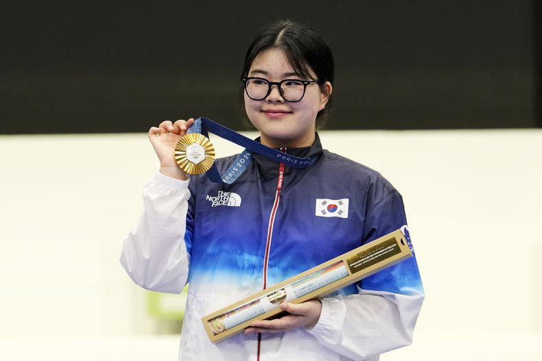 La surcoreana Oh Ye-Jin pose con su medalla de oro tras ganar la final de pistola de aire desde 10 metros en los Juegos Olímpicos de París, el domingo 28 de julio de 2024, en Chateauroux, Francia. (AP Foto/Manish Swarup)