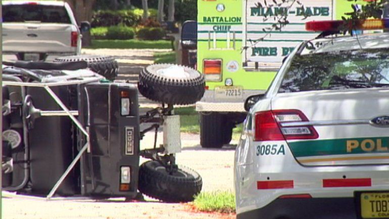 Dos menores continúan  hospitalizados tras un accidente en un carrito de golf en Palmetto Bay
