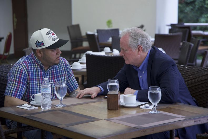 El senador demócrata Chris Van Hollen, derecha, habla con Kilmar Ábrego García --un salvadoreño que vivía en Maryland y fue deportado a El Salvador por el gobierno del presidente Donald Trump-- en el restaurante de un hotel el jueves 17 de abril de 2025, en San Salvador, El Salvador. (Oficina de Prensa del senador Van Hollen, vía AP)