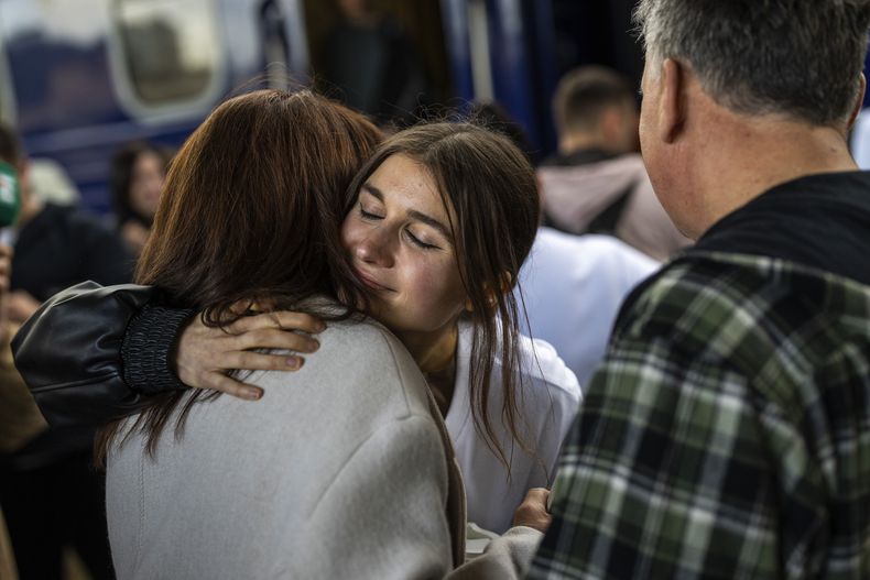 La cantante ucraniana Jerry Heil se despide de sus padres antes de partir de la principal estación de tren en Kiev, Ucrania, el jueves 25 de abril de 2024. Heil forma parte del dúo que representará a Ucrania en el Festival Eurovisión en Malmö, Suecia. (Foto AP/Francisco Seco)