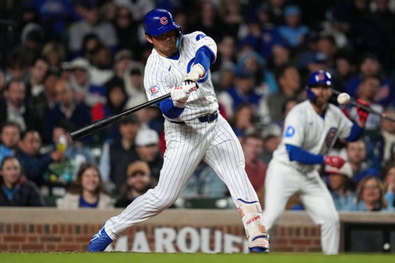 Seiya Suzuki (27), de los Cachorros de Chicago, batea un cuadrangular de dos carreras durante la quinta entrada del juego de béisbol de Grandes Ligas contra los Filis de Filadelfia, el miércoles 22 de abril de 2026, en Chicago. (AP Foto/Erin Hooley)