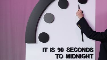El grupo Bulletin of the Atomic Scientists anuncia su decisión más reciente sobre el Reloj del fin del mundo, el martes 23 de enero de 2024, en Washington. Este año, el reloj permanecerá en 90 minutos para el fin del mundo. (AP Foto/Jacquelyn Martin)
