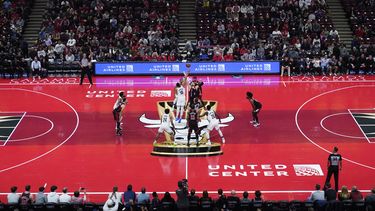 Los Nets de Brooklyn (izquierda) y los Bulls de Chicago hacían el salto de inicio sobre un tabloncillo diseñado para el torneo In-Season de la NBA, el viernes 3 de noviembre de 2023, en Chicago. (AP Foto/Charles Rex Arbogast)