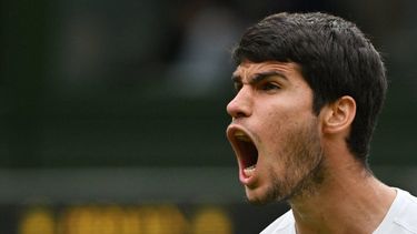 carlos alcaraz escapa de berrettini y se estrena en los cuartos de wimbledon