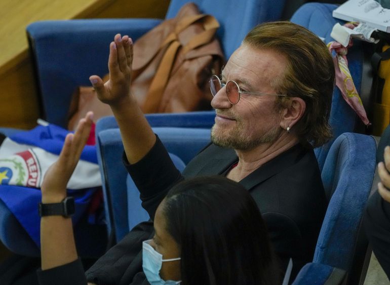 Bono aplaude programa papal para educación de niñas