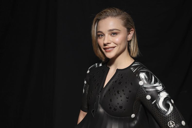ARCHIVO - Chloe Grace Moretz asiste al desfile de la colección de damas Primavera/Verano 2024 de Louis Vuitton presentada el lunes 2 de octubre de 2023 en París. (Foto AP/Vianney Le Caer)