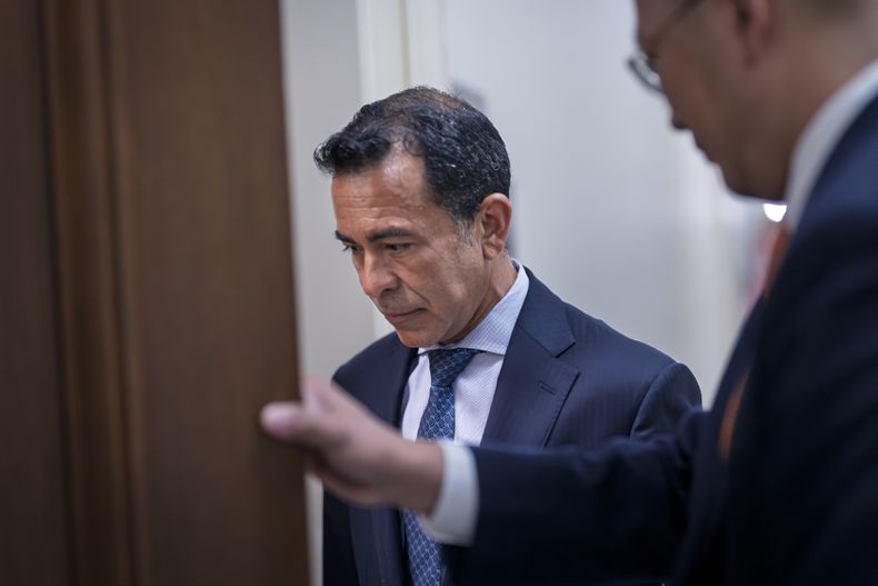 Anthony Bernal, exasesor de la exprimera dama Jill Biden, llega para dar su testimonio tras recibir una citación judicial por parte de los republicanos en la Comisión para la Supervisión y Reforma del Gobierno de la Cámara de Representantes, la cual investiga la aptitud mental del expresidente Joe Biden mientras estaba en el puesto, el miércoles 16 de julio de 2025, en el Capitolio en Washington. (AP Foto/J. Scott Applewhite)