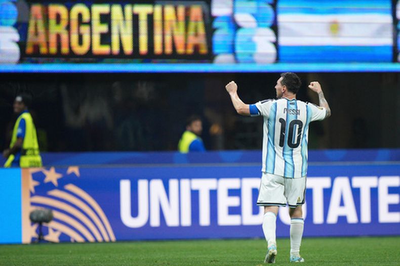 Lionel Messi celebra tras anotar el segundo gol de Argentina en la victoria 2-0 ante Egipto en los octavos de final del Mundial, el martes 7 de julio de 2026, en Atlanta. (AP Foto/Jacob Kupferman)
