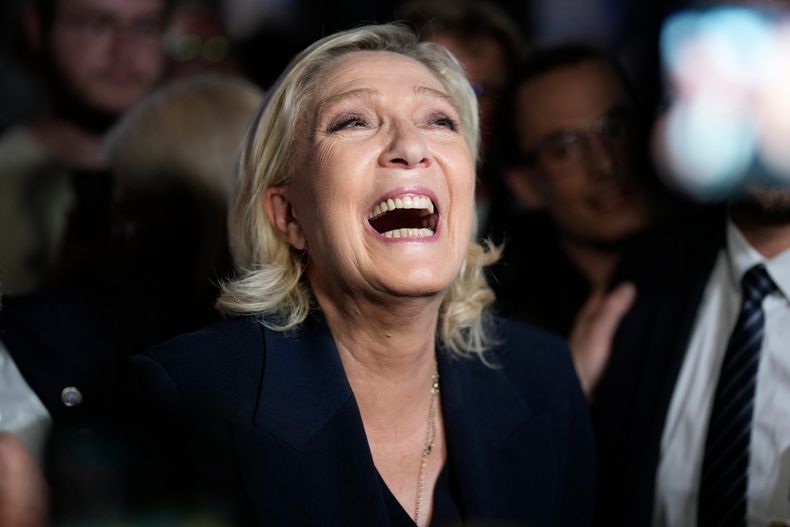 La ultraderechista francesa Marine Le Pen reacciona al ver resultados electorales en Henin-Beaumont, Francia, el 30 de junio del 2024. (AP foto/Thibault Camus)